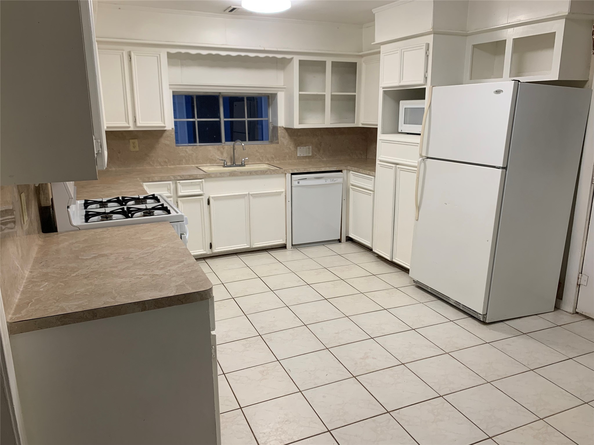 215 East 25th Street Houston, TX 77008 - Photo 6 of 18 a kitchen with a stove a refrigerator and a sink