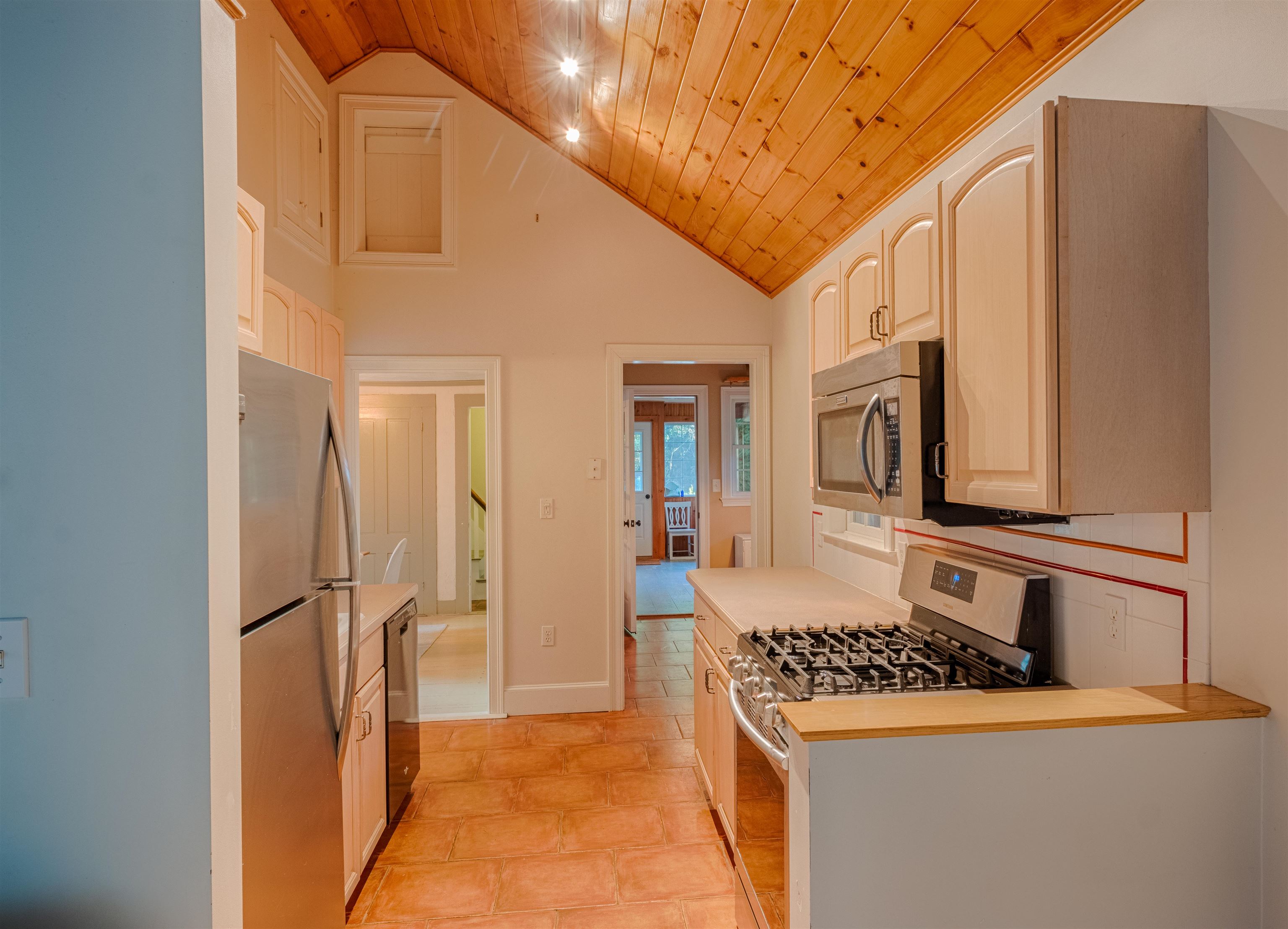 396 S Road Brentwood, NH 03833 - Photo 9 of 31 Gallery Image 9