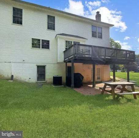 a view of a back yard of the house