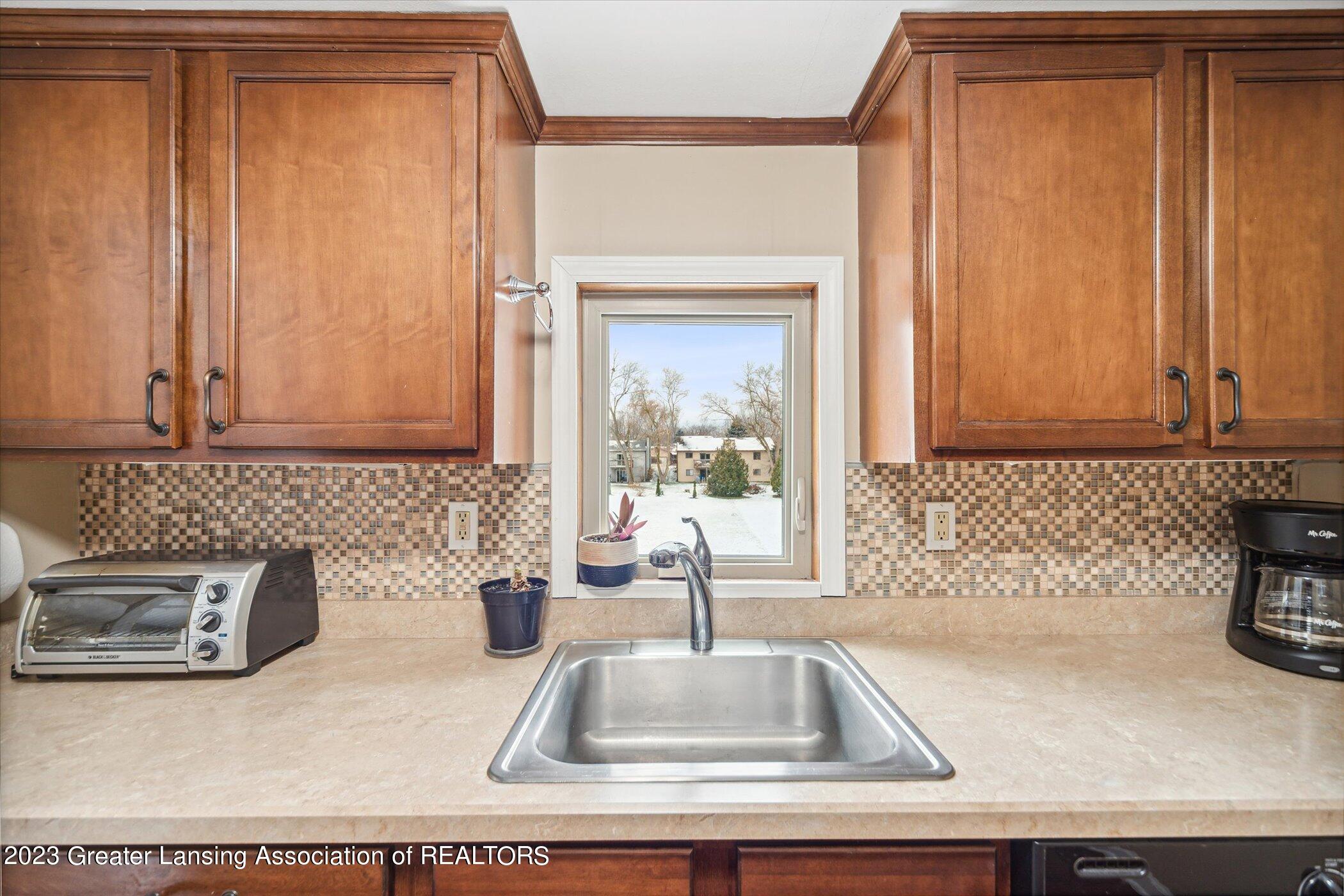403 Renker Road Lansing, MI 48917 - Photo 11 of 27 Kitchen