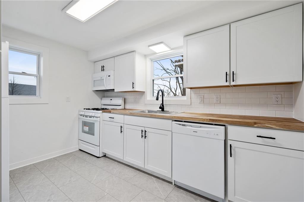 1307 Jefferson Heights Road Pittsburgh, PA 15235 - Photo 9 of 25 Gallery Image 9