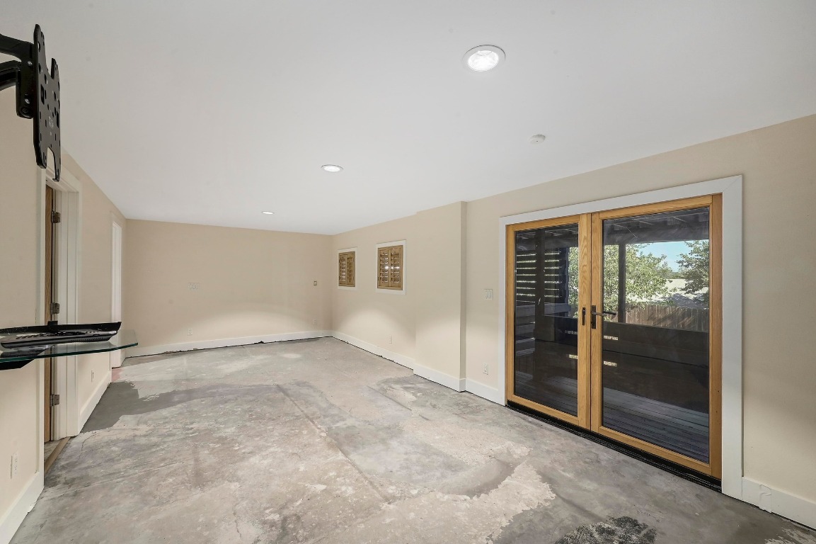 2204 Spring Creek Drive Austin, TX 78704 - Photo 22 of 34 an empty room with windows