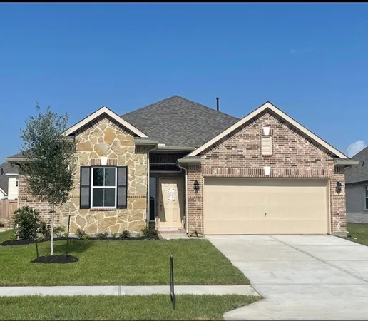 a view of a house with backyard and garden