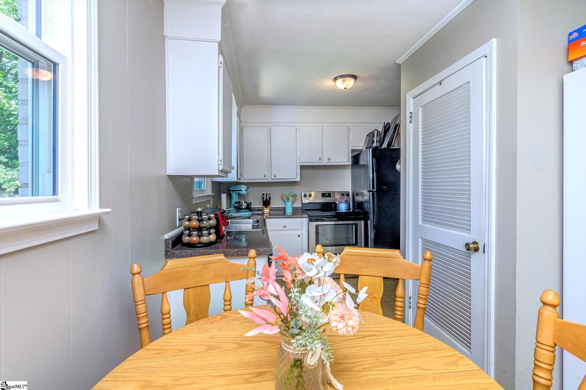 15 Melrose Road Greenville, SC 29605 - Photo 3 of 32 Gallery Image 3