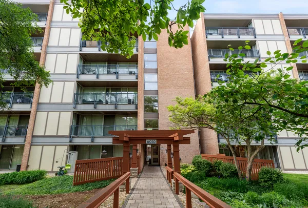 $250,000 | 6010 Oakwood Drive, Unit 6A, Lisle, IL 60532