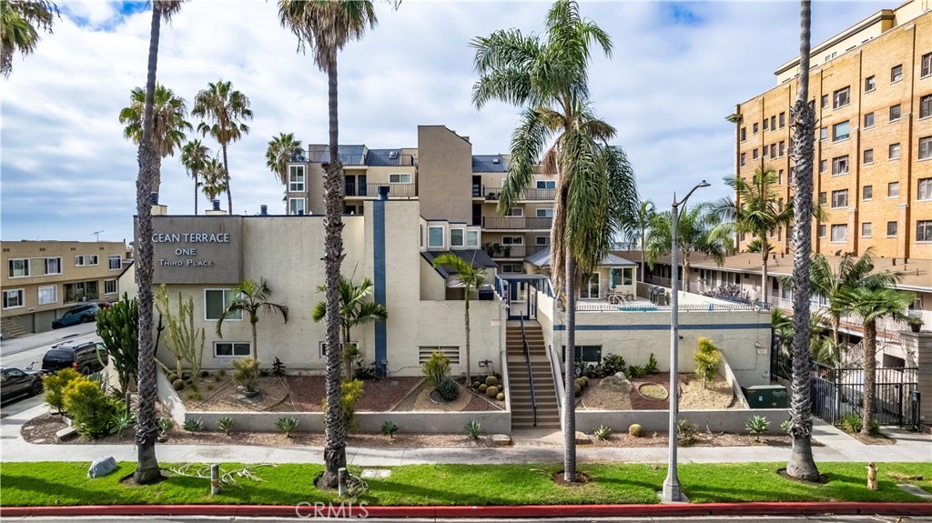 1 3rd Place, Unit 302 Long Beach, CA 90802 - Photo 30 of 51 a view of outdoor space and yard
