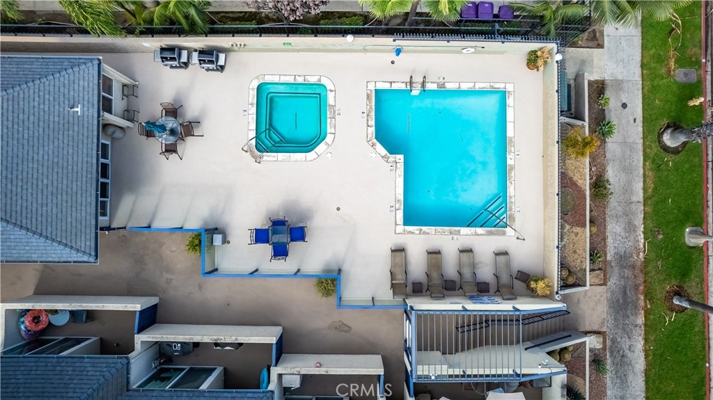 1 3rd Place, Unit 302 Long Beach, CA 90802 - Photo 42 of 51 a room with furniture and a potted plant