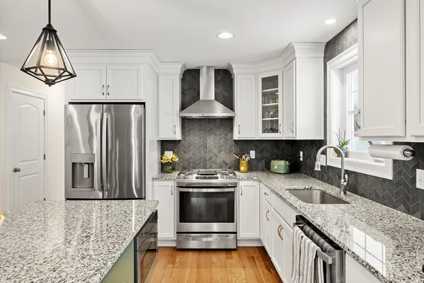 $949,000 | 5 Esther Way, Dracut, MA 01826