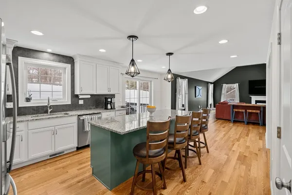 $949,000 | 5 Esther Way, Dracut, MA 01826