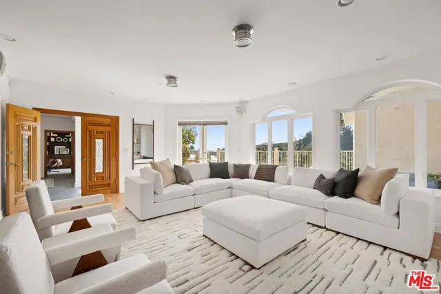 $5,500,000 | 1939 Stradella Road, Los Angeles, CA 90077