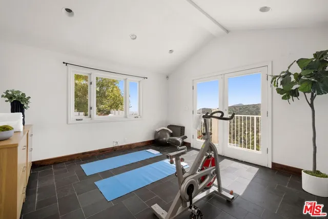 $5,500,000 | 1939 Stradella Road, Los Angeles, CA 90077