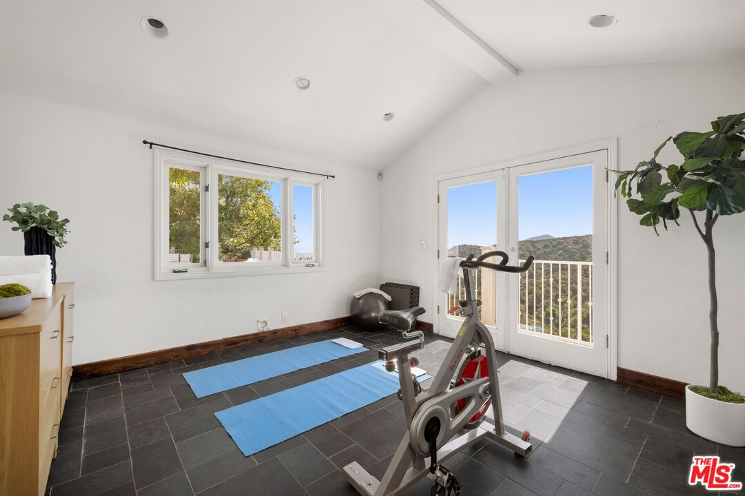 1939 Stradella Road Los Angeles, CA 90077 - Photo 30 of 36