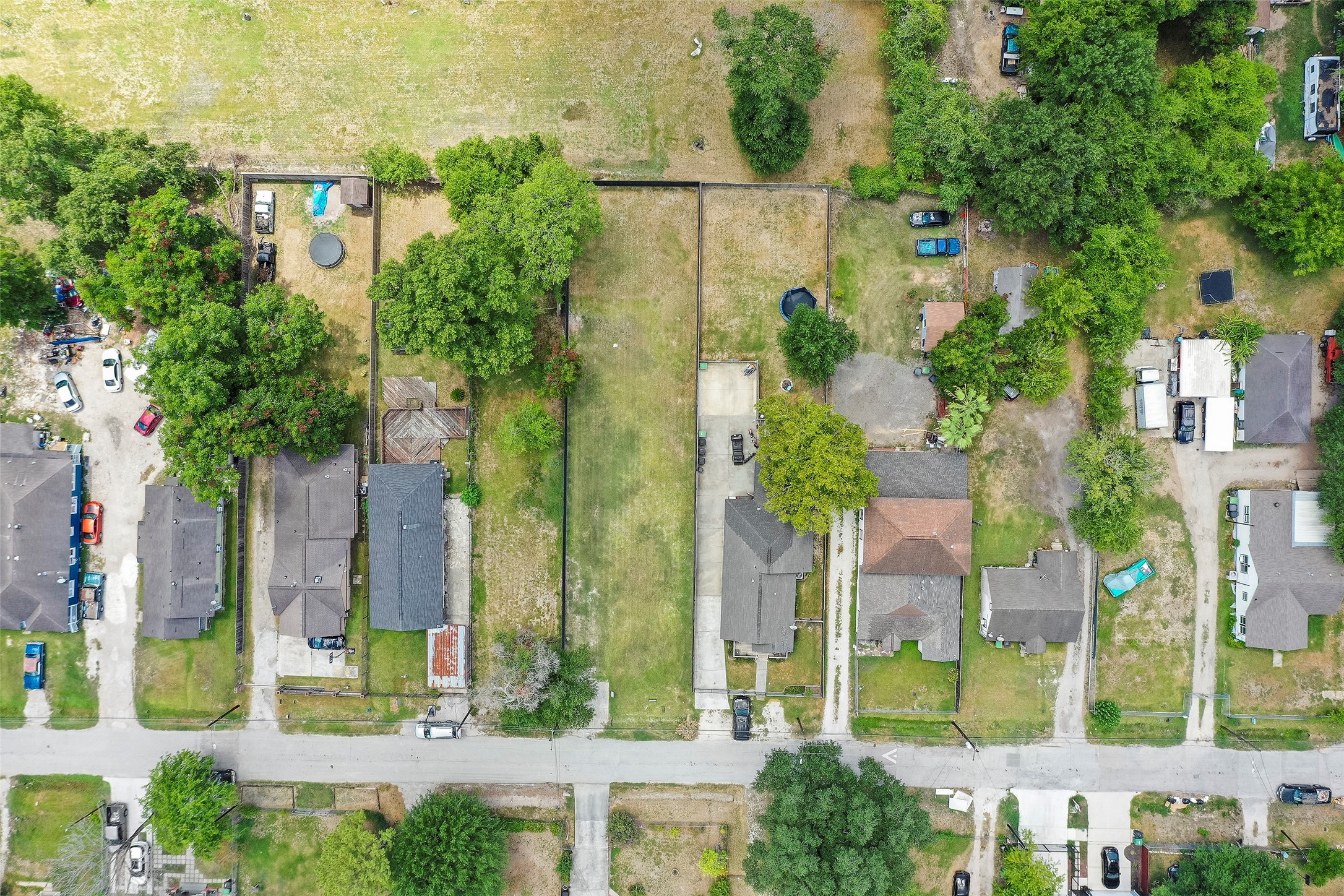 213 Sylvester Road Houston, TX 77009 - Photo 18 of 26 front view of a building with a garden