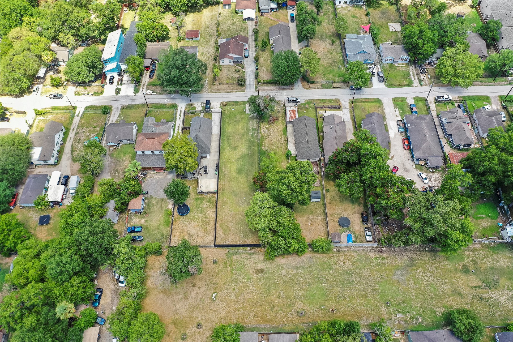 213 Sylvester Road Houston, TX 77009 - Photo 19 of 26 an aerial view of multiple houses with yard