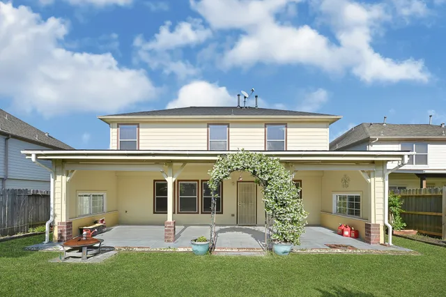 a front view of house with yard