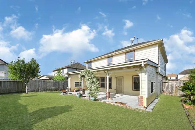 a view of a house with backyard porch and garden