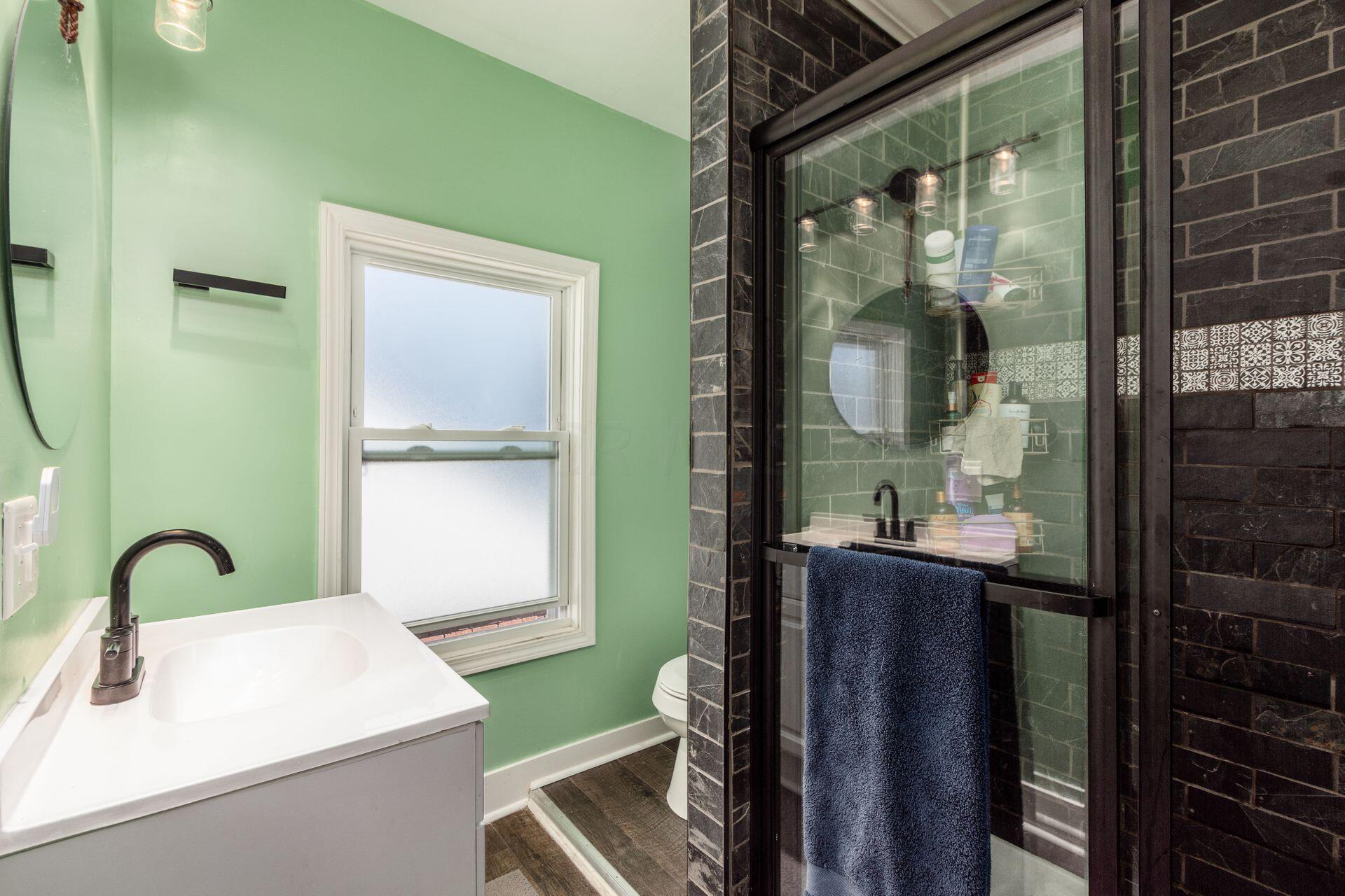 879 Lockbourne Road Columbus, OH 43206 - Photo 23 of 28 2nd floor full bath
