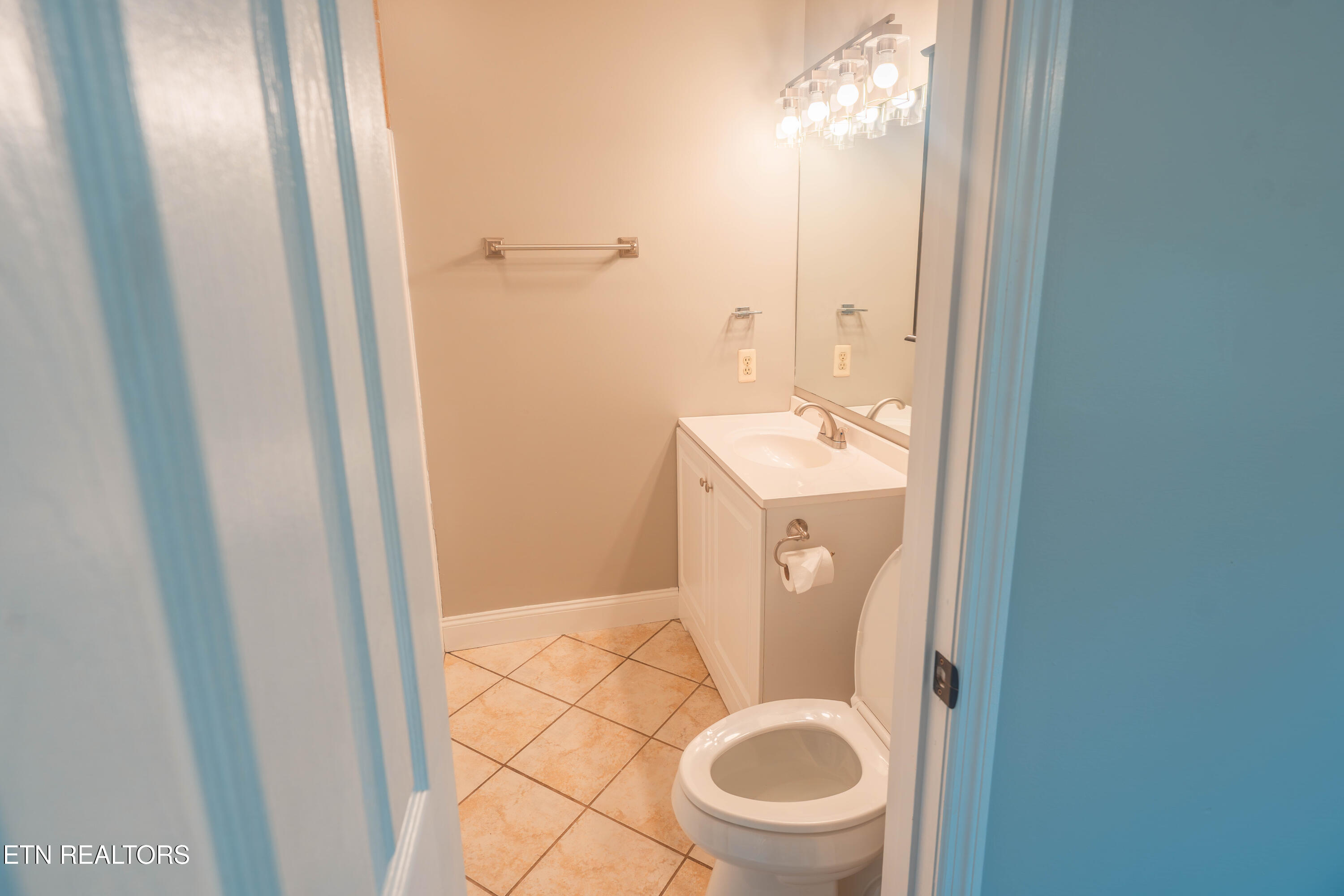 7722 Ashcroft Way Powell, TN 37849 - Photo 17 of 24 Secondary Full Bathroom