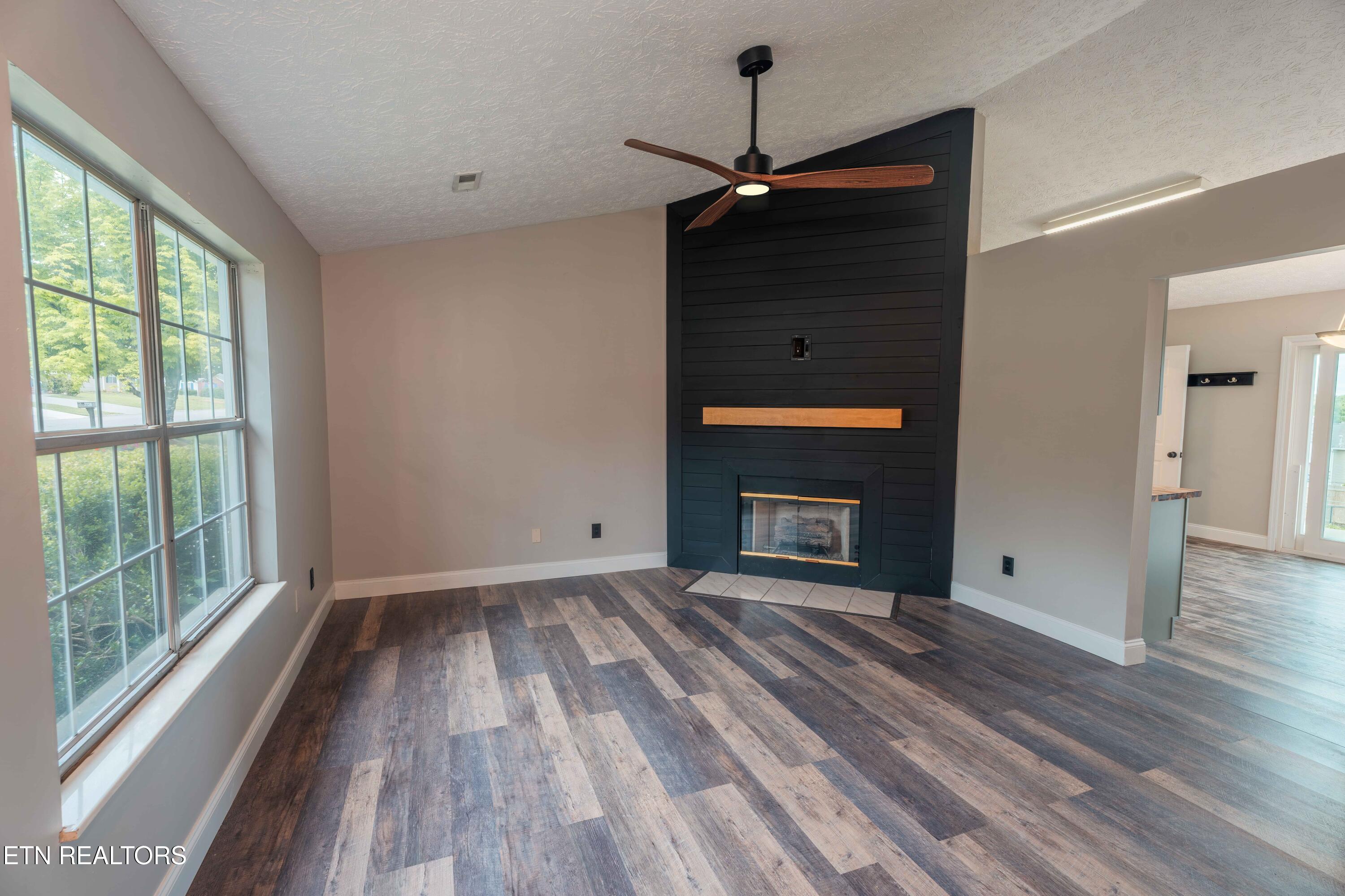 7722 Ashcroft Way Powell, TN 37849 - Photo 9 of 24 Light-filled Living Room