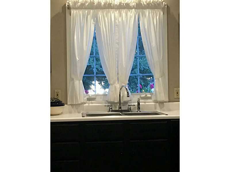 117 Edgemere Road Pawtucket, RI 02861 - Photo 9 of 20 Kitchen.