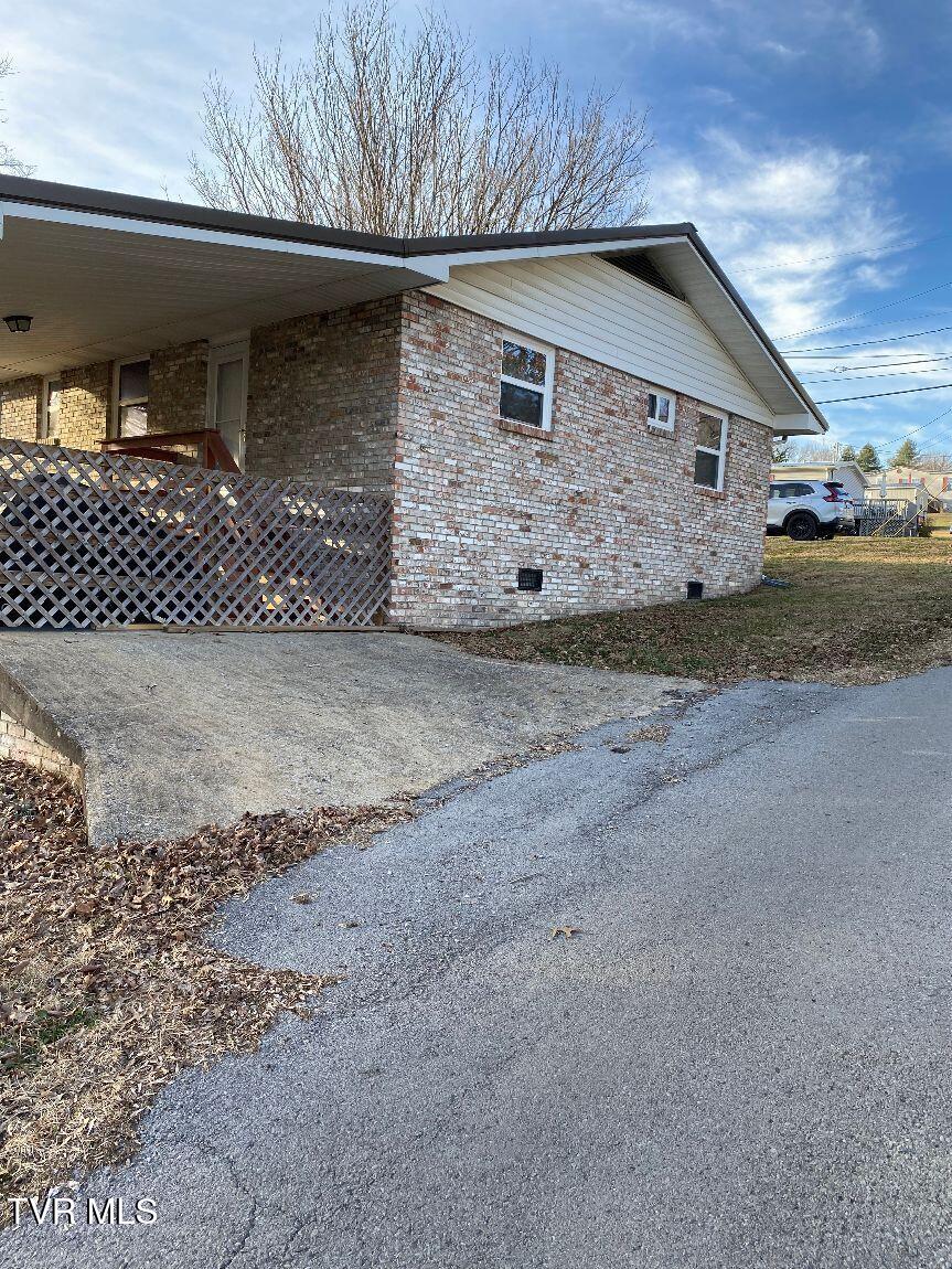 147 Third Street Jonesville, VA 24263 - Photo 3 of 17 side street