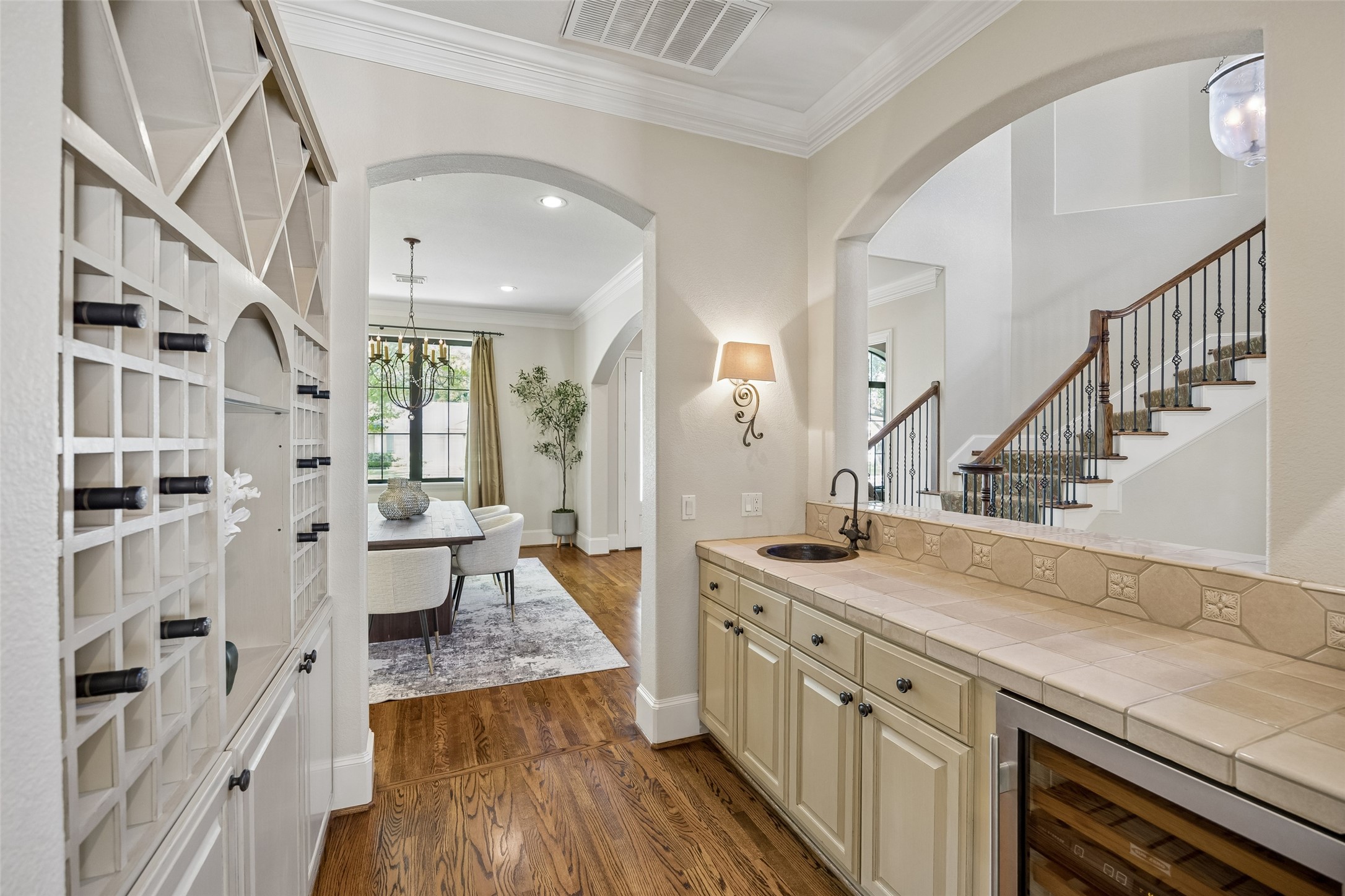 6261 Burgoyne Road Houston, TX 77057 - Photo 15 of 40 Thoughtfully designed butler's pantry/wet bar with wine storage leading to a spacious dining area.