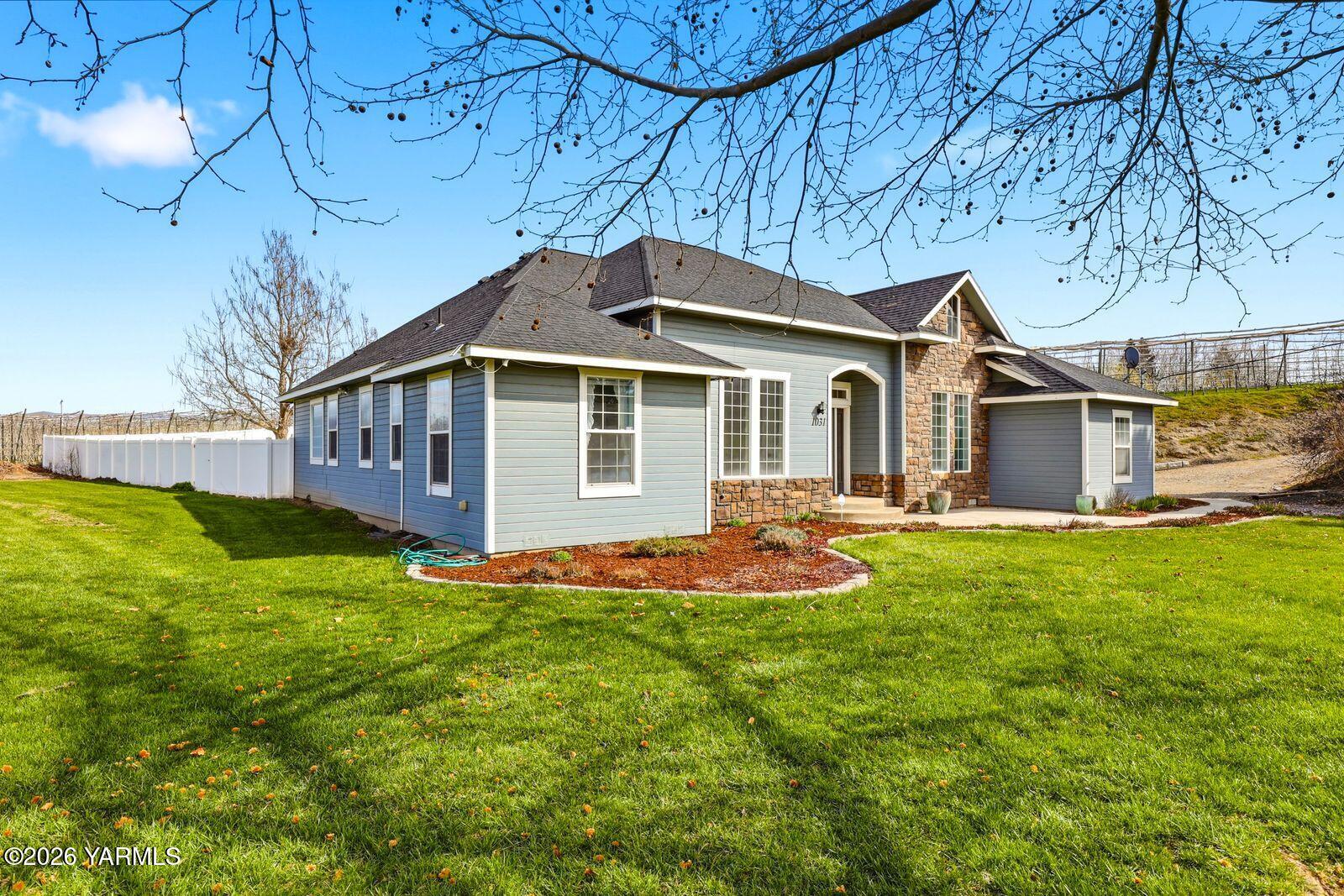 1031 Orchardvale Rd_002