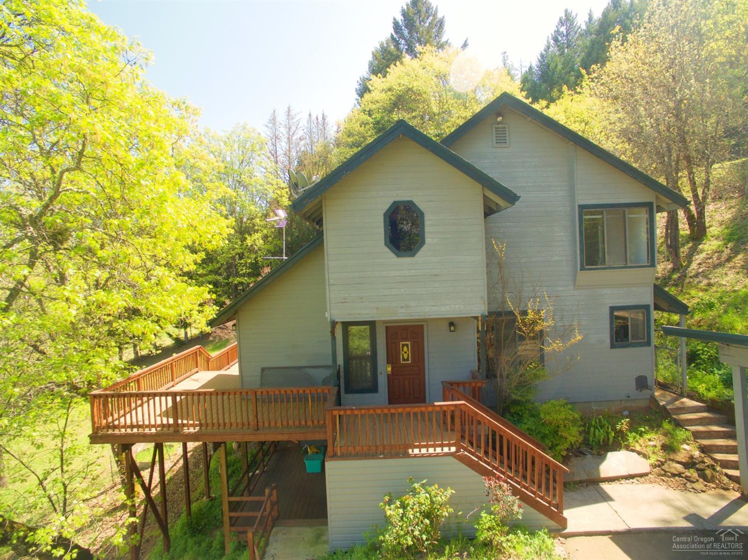3075 Pioneer Road Medford, OR 97501 - Photo 1 of 3 Primary Photo