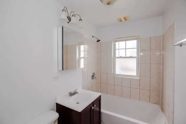 $1,550 | 4245 West Nelson Street, Unit 1, Chicago, IL 60641