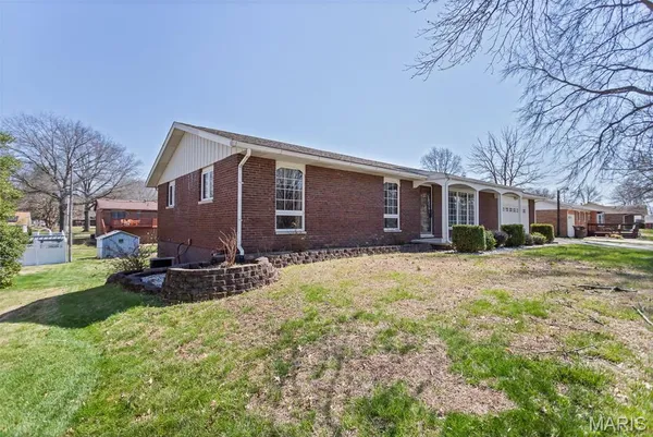 $239,900 | 16 Lake Drive, Moro, IL 62067