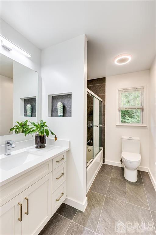 14 Tamarack Road Edison, NJ 08820 - Photo 26 of 40 a bathroom with a toilet sink and mirror