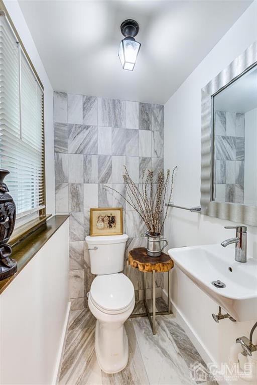 14 Tamarack Road Edison, NJ 08820 - Photo 32 of 40 a bathroom with a sink a toilet and a bathtub