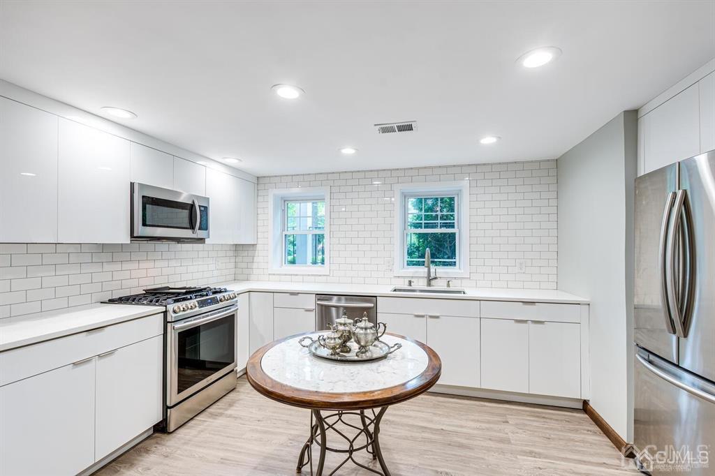 14 Tamarack Road Edison, NJ 08820 - Photo 33 of 40 a kitchen with a stove a sink and a refrigerator