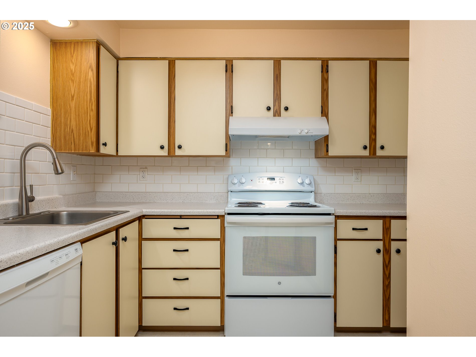14828 Southwest 109th Avenue Portland, OR 97224 - Photo 17 of 40 a kitchen with a stove a sink and cabinets