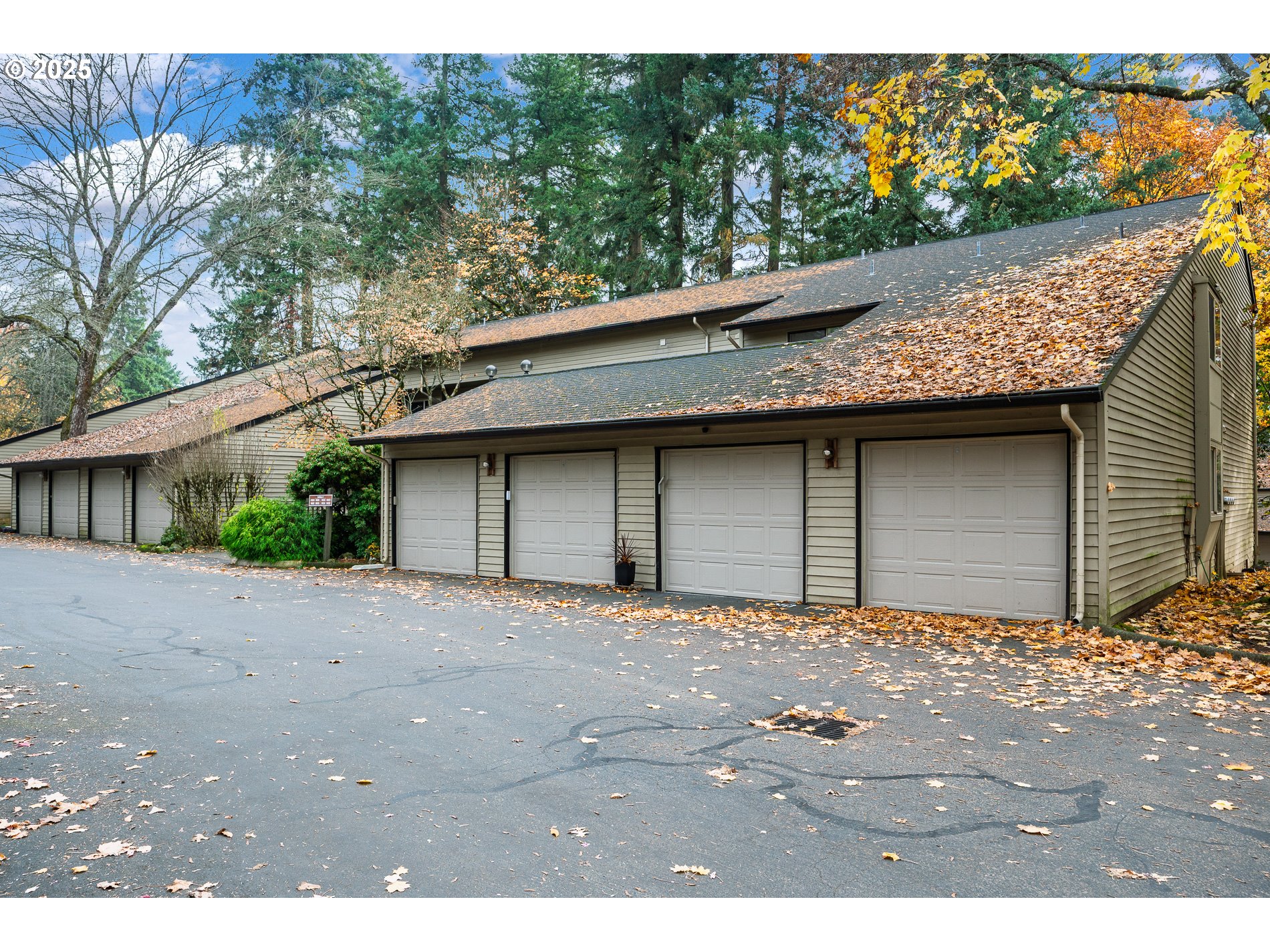 14828 Southwest 109th Avenue Portland, OR 97224 - Photo 36 of 40 a house with a outdoor space