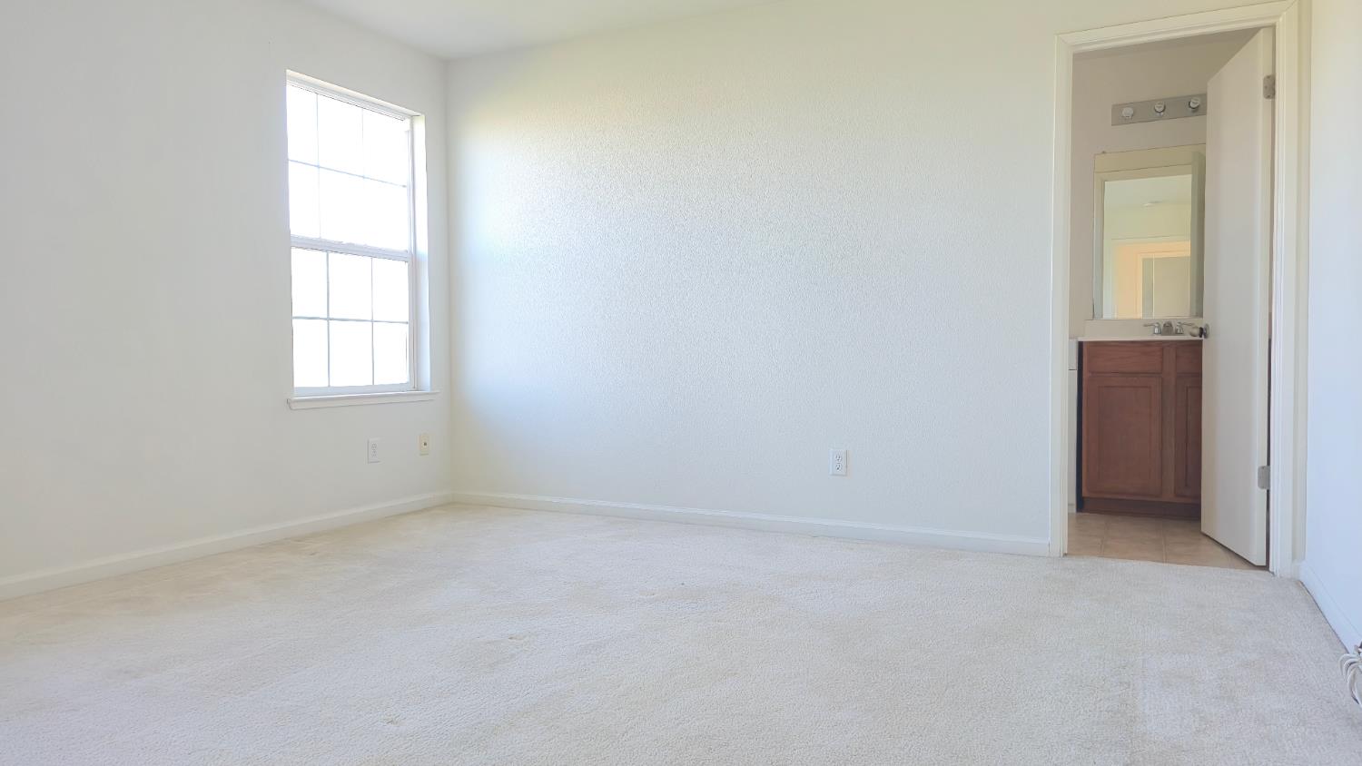 758 Persimmon Street Madera, CA 93638 - Photo 15 of 32 an empty room with windows and closet