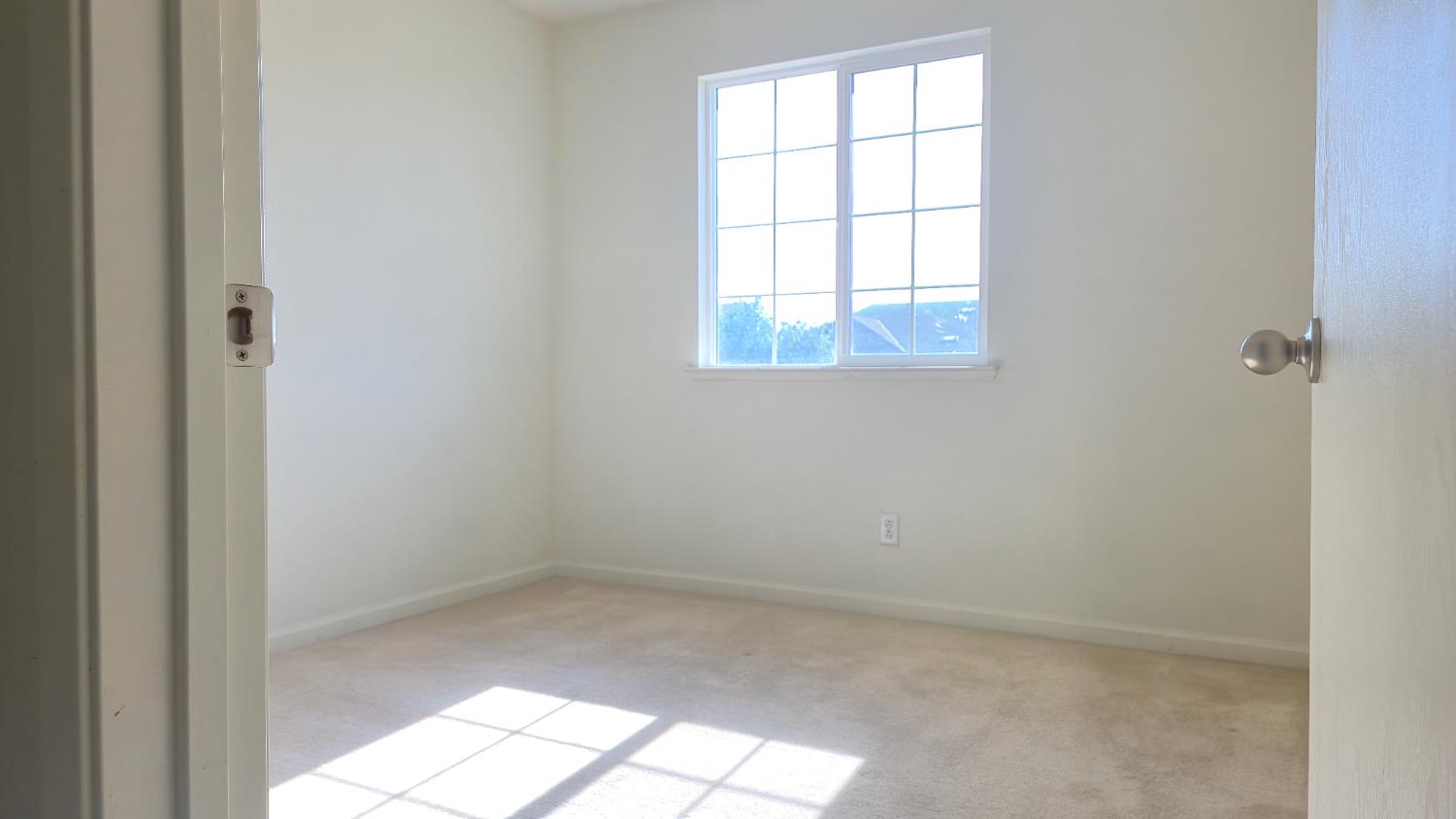 758 Persimmon Street Madera, CA 93638 - Photo 21 of 32 an empty room with a window