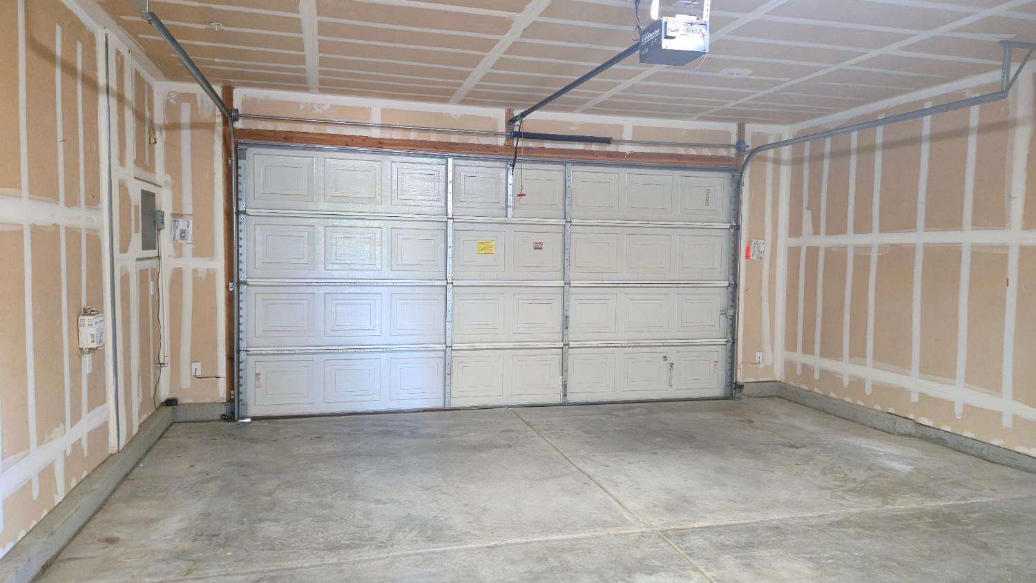 758 Persimmon Street Madera, CA 93638 - Photo 9 of 32 a view of a garage