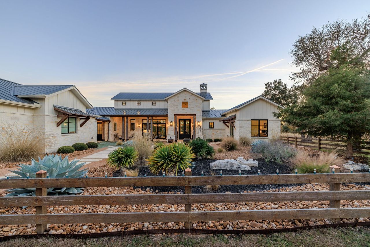 176 Inspiration Loop Fredericksburg, TX 78624 - Photo 2 of 27