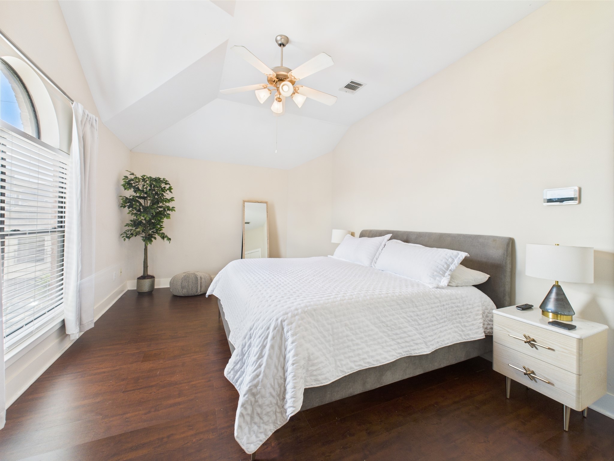 5810 Darling Street, Unit F Houston, TX 77007 - Photo 15 of 38 Primary bedroom