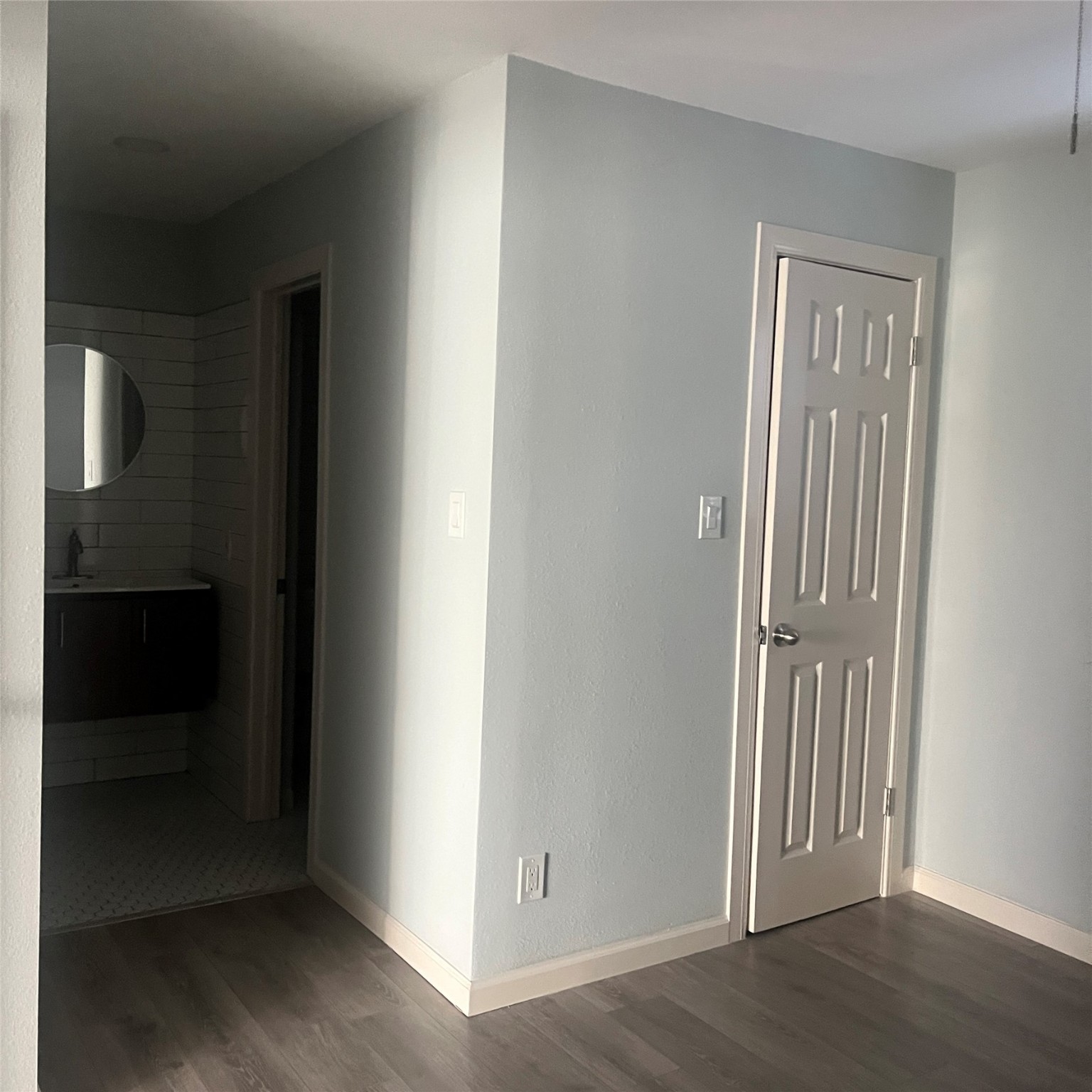 4626 Bell Street, Unit 4 Houston, TX 77023 - Photo 8 of 10 an empty room with wooden floor & windows