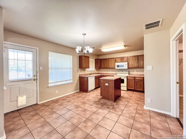 $1,600 | 218 Val Verde Drive, New Braunfels, TX 78130