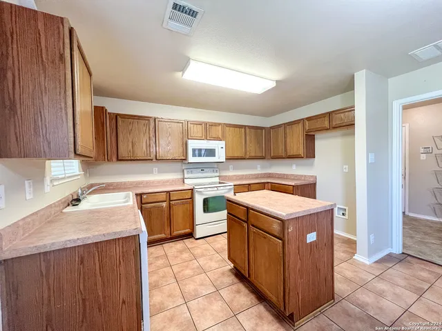 $1,600 | 218 Val Verde Drive, New Braunfels, TX 78130