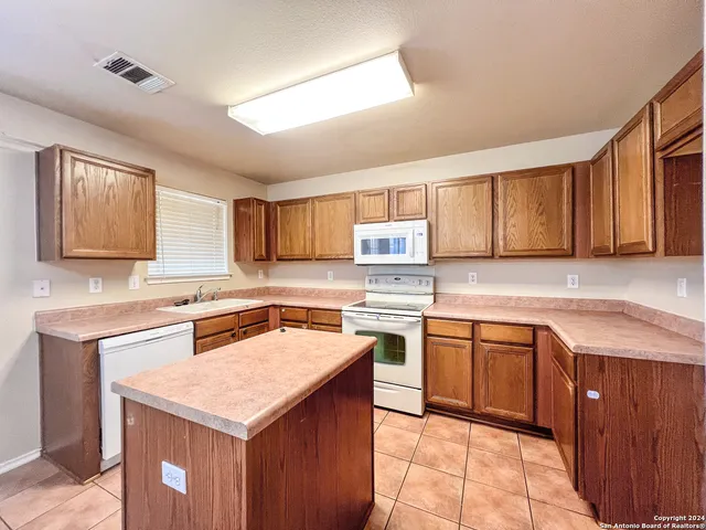 $1,600 | 218 Val Verde Drive, New Braunfels, TX 78130