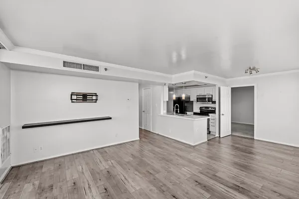 $2,300 | 3525 Sage Road, Unit 504, Houston, TX 77056