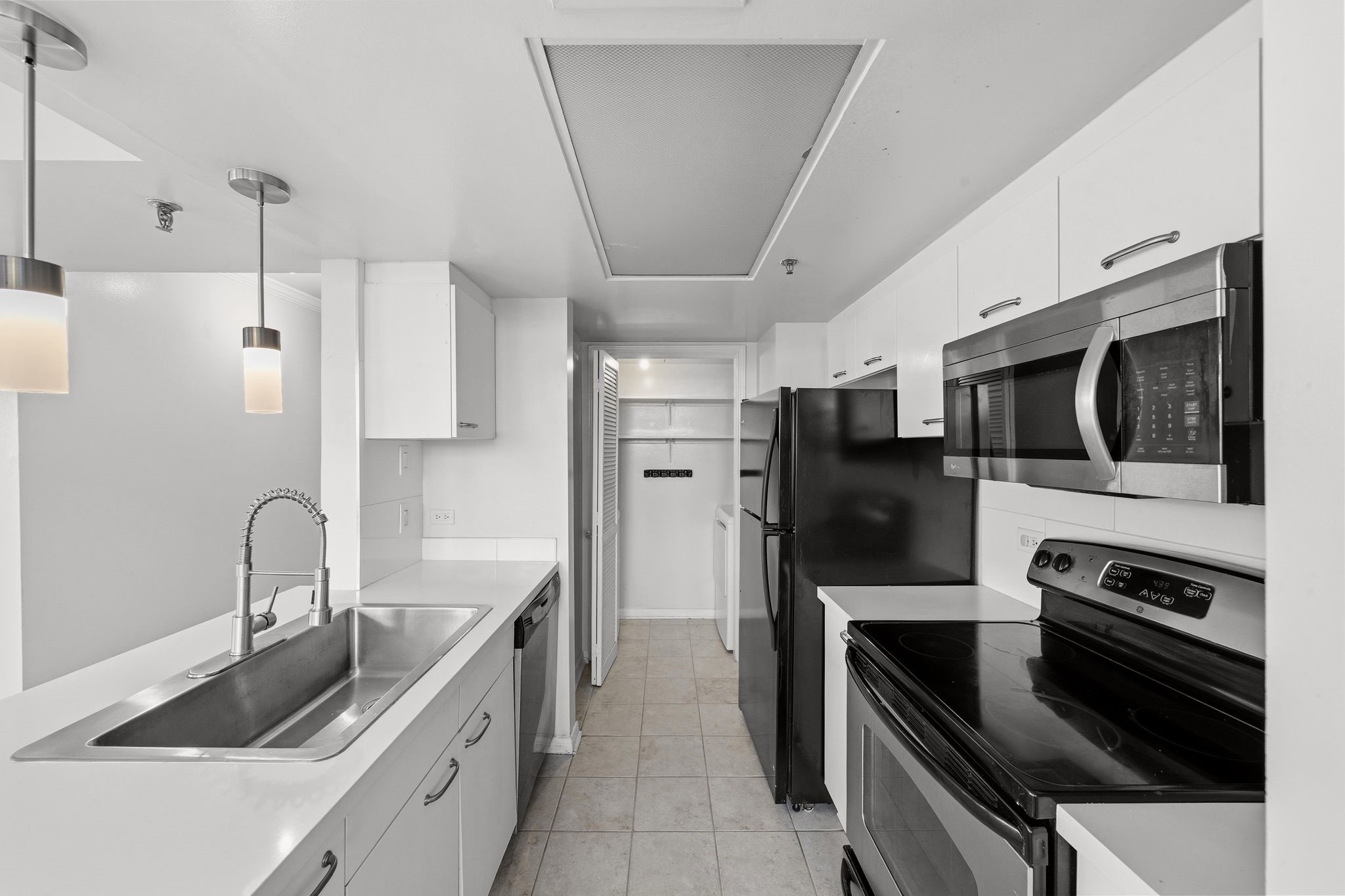 3525 Sage Road, Unit 504 Houston, TX 77056 - Photo 3 of 18 This incredible kitchen is packed full of utilities, including pendant lighting, countertops, and beautiful cabinetry.