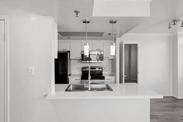 $2,300 | 3525 Sage Road, Unit 504, Houston, TX 77056
