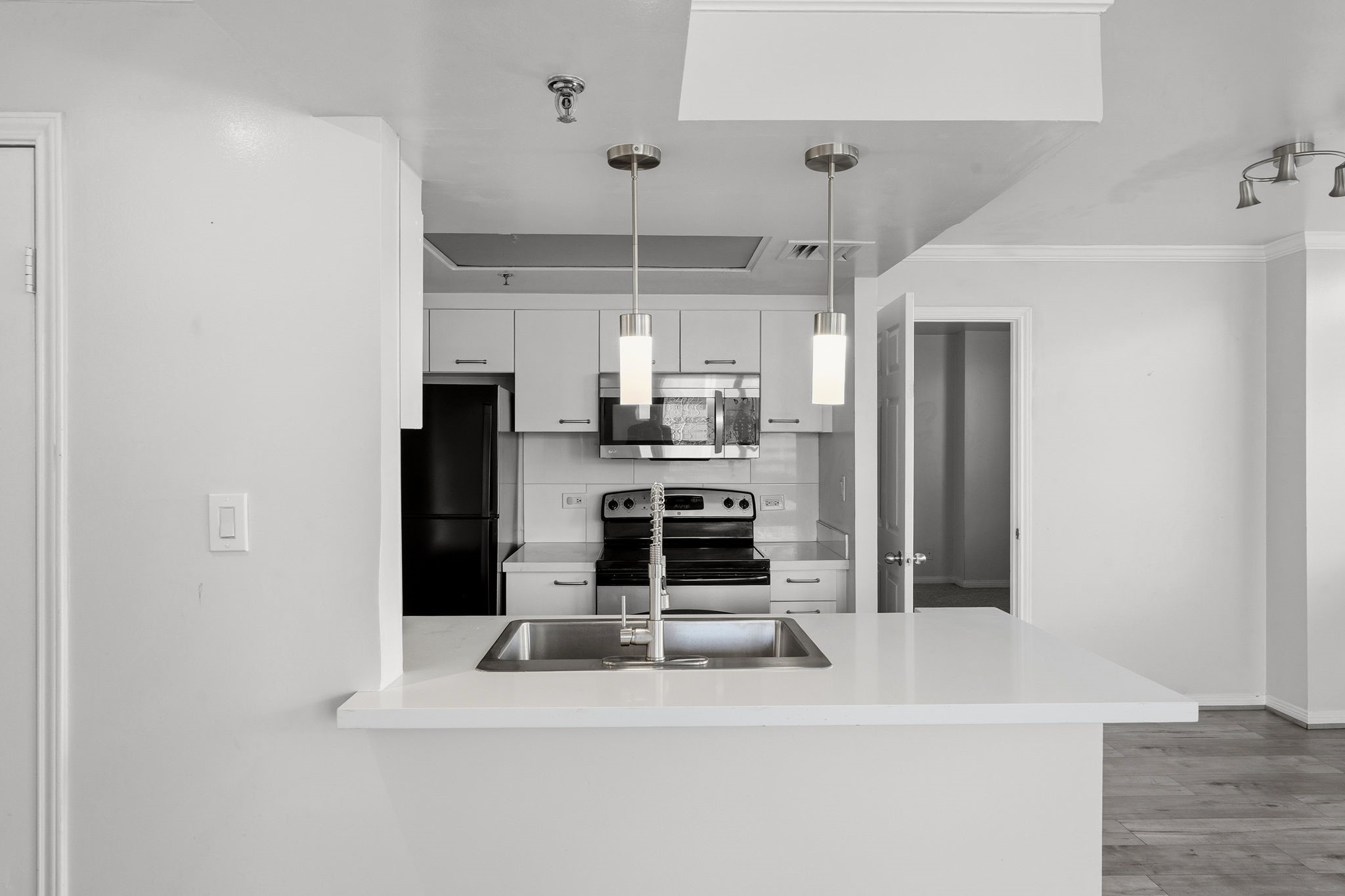 3525 Sage Road, Unit 504 Houston, TX 77056 - Photo 4 of 18 This beautiful kitchen showcases a generous island with an inviting breakfast bar, perfect for casual dining and everyday gathering.