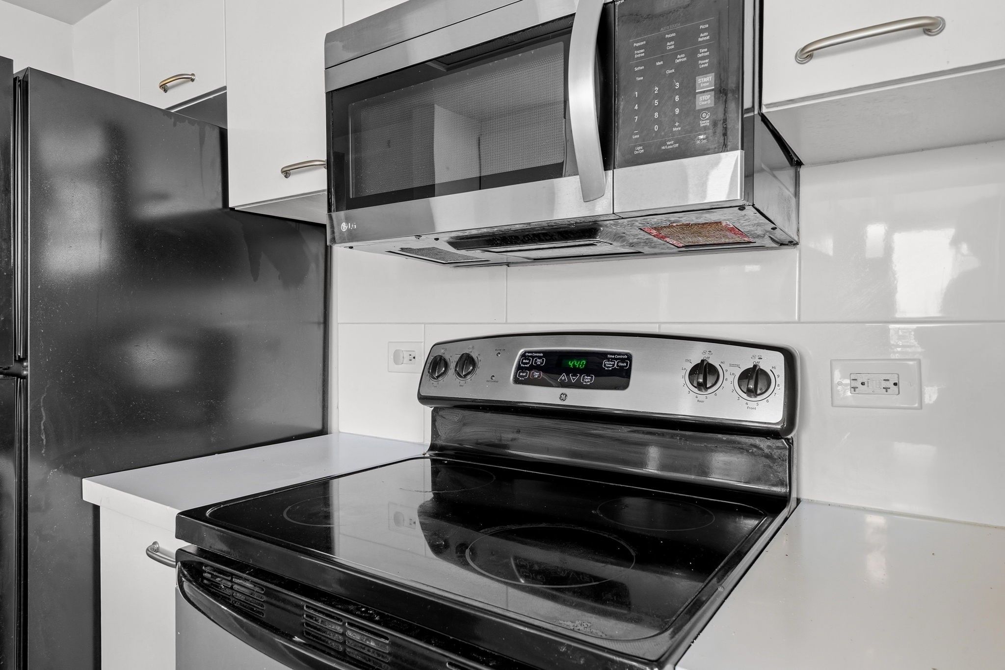 3525 Sage Road, Unit 504 Houston, TX 77056 - Photo 5 of 18 Enhanced by sleek stainless steel appliances, this kitchen offers exceptional functionality with a clean, modern edge.