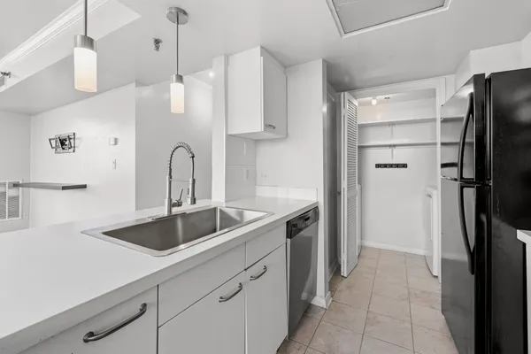 $2,300 | 3525 Sage Road, Unit 504, Houston, TX 77056